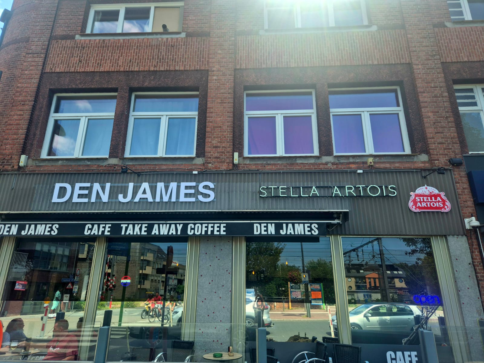 Gevel van Café Den James in Mol