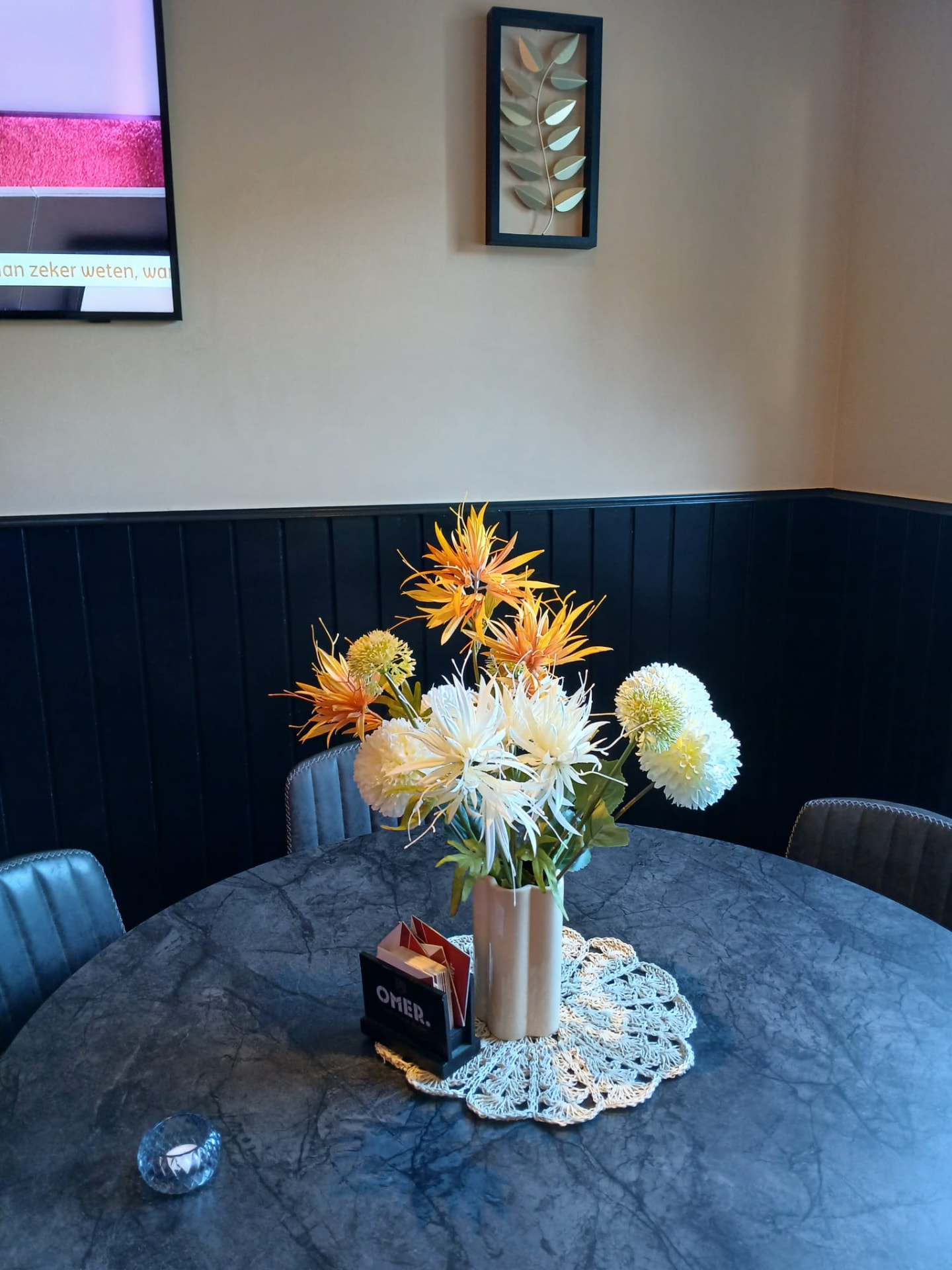Ronde tafel met bloemen in het café