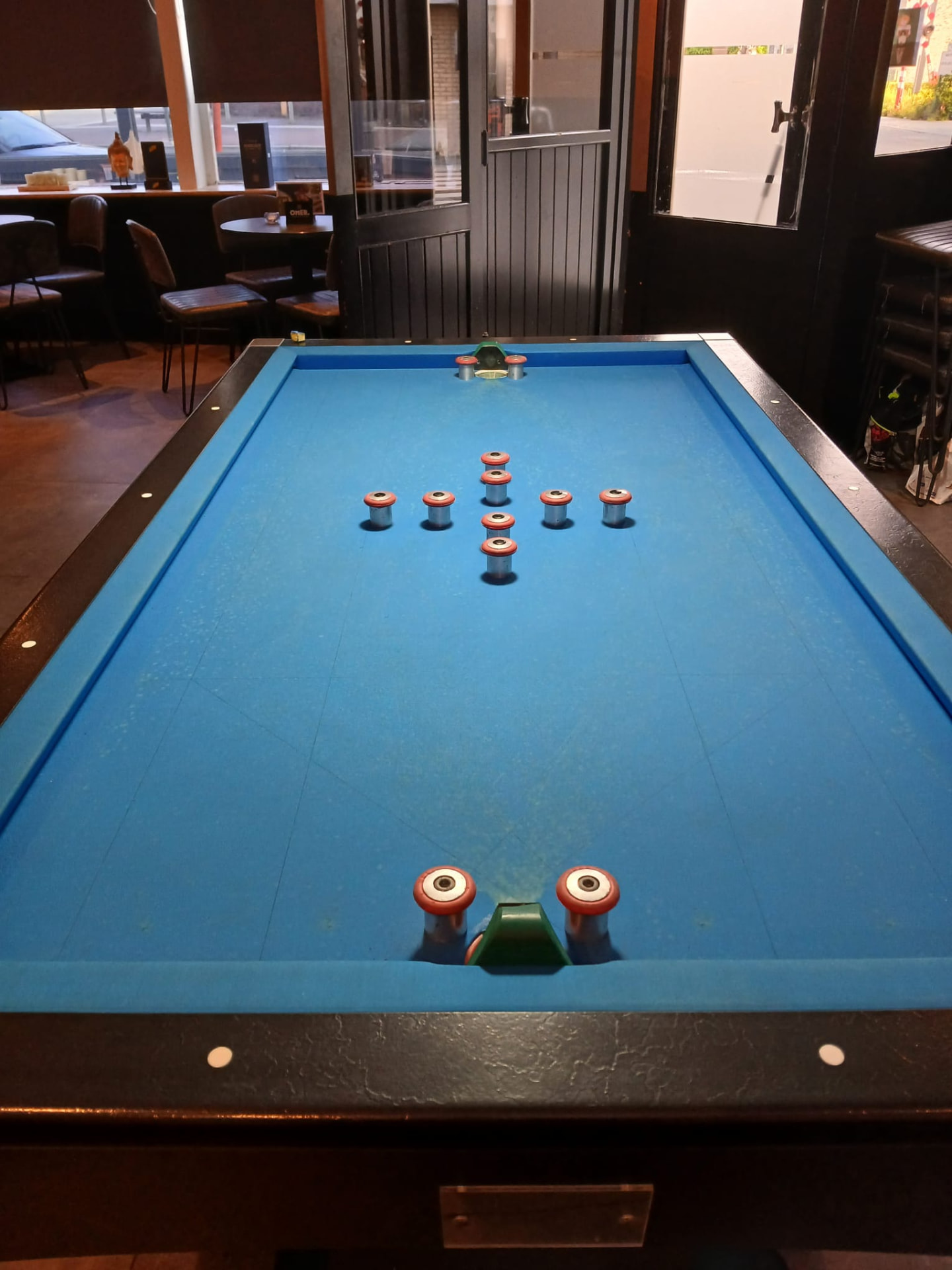 Topbiljart met blauw laken in Café Den James